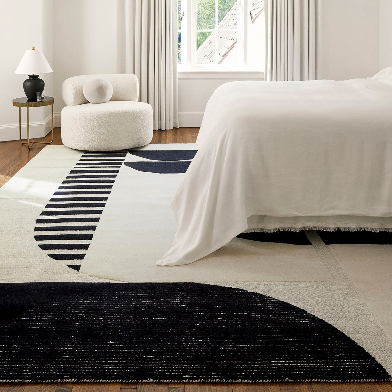 AANYA Hand-Tufted Modern Wool Black Area Rug Roomscene