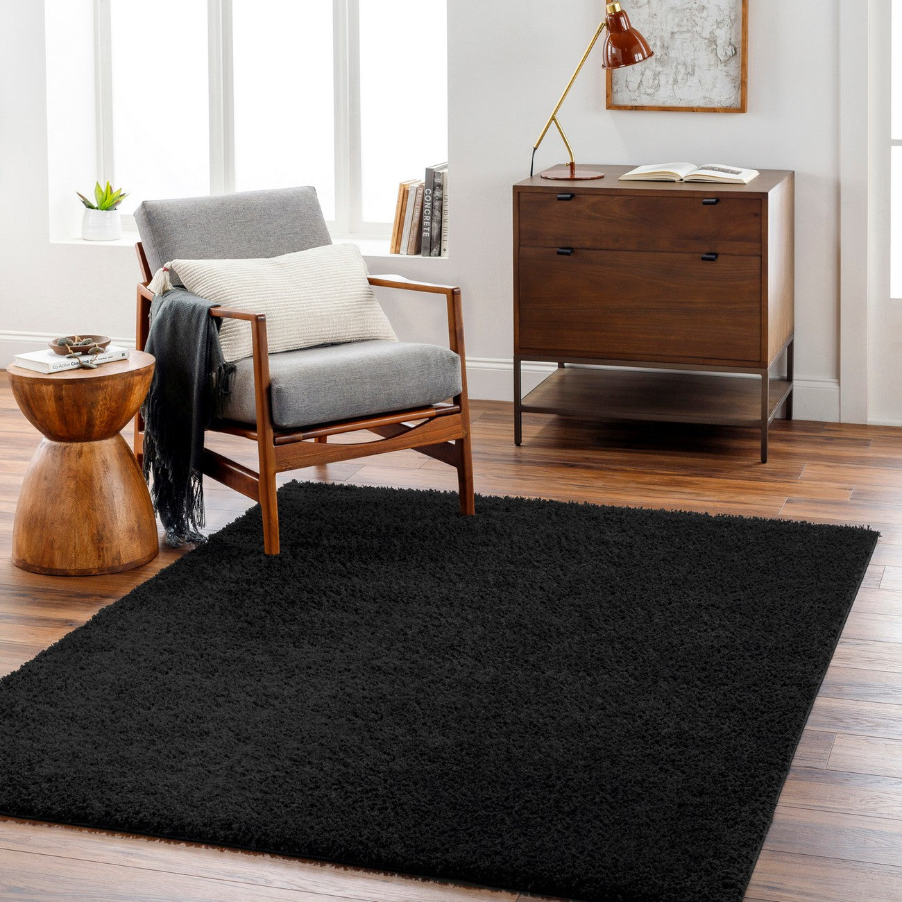 CLAIRE Round Shaggy Solid Color Plush Pile Black Area Rug Black Roomscene