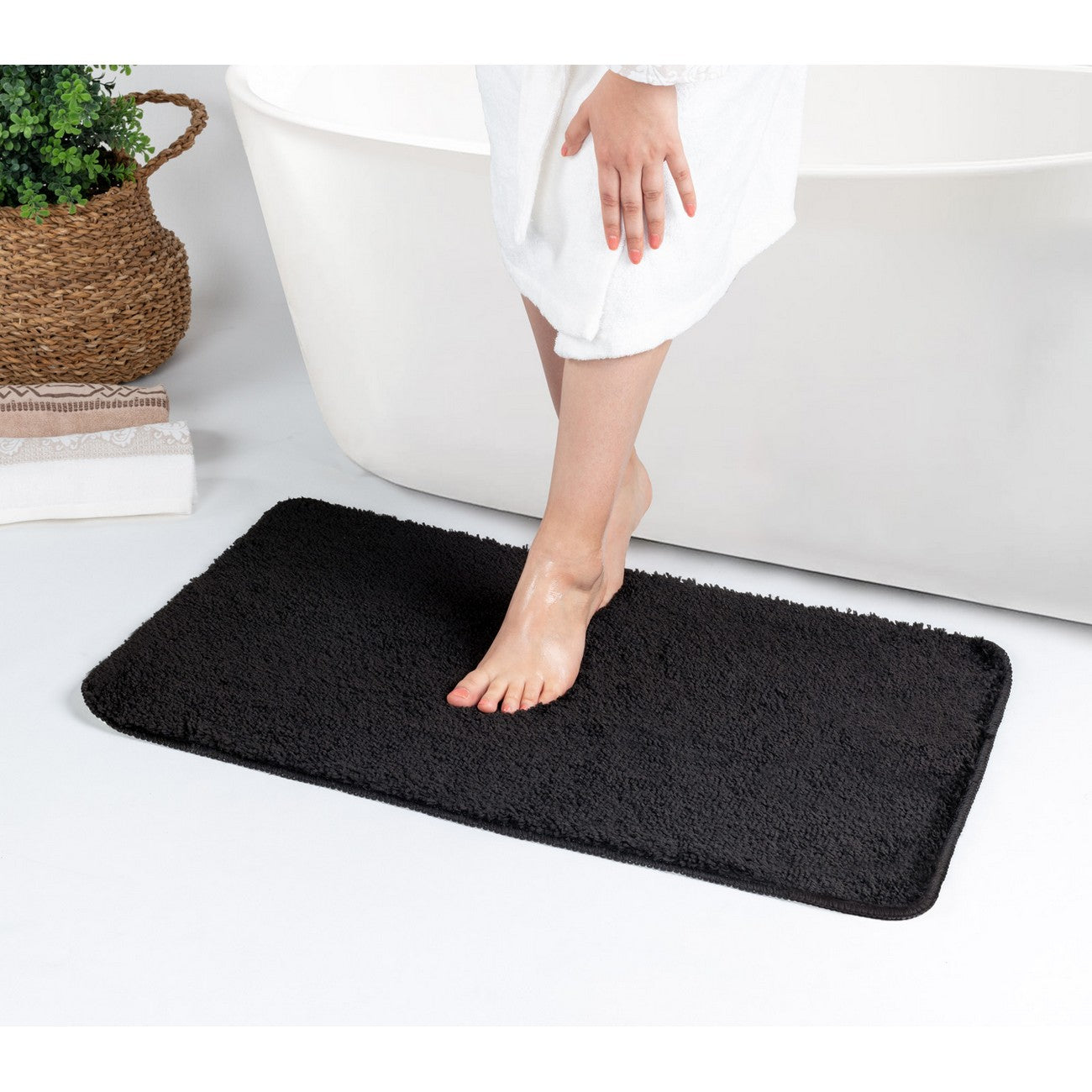 JUNE Machine Washable Non-Slip Black Bathroom Rug Roomscene
