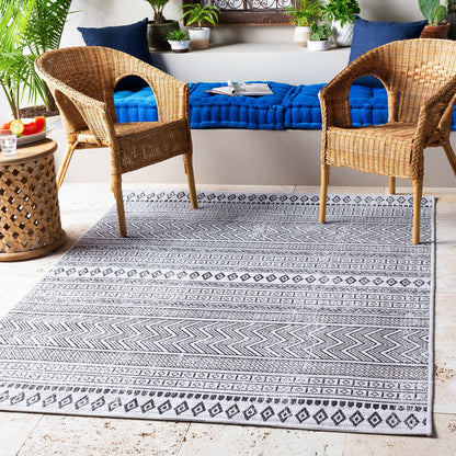 MIMI Outdoor Geometric Black Area Rug Roomscene