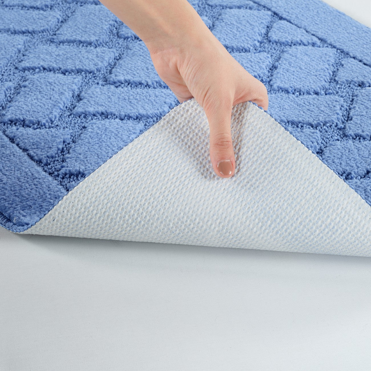 NILAH 2 Piece Machine Washable Non-Slip Blue Bathroom Rug Set Detail