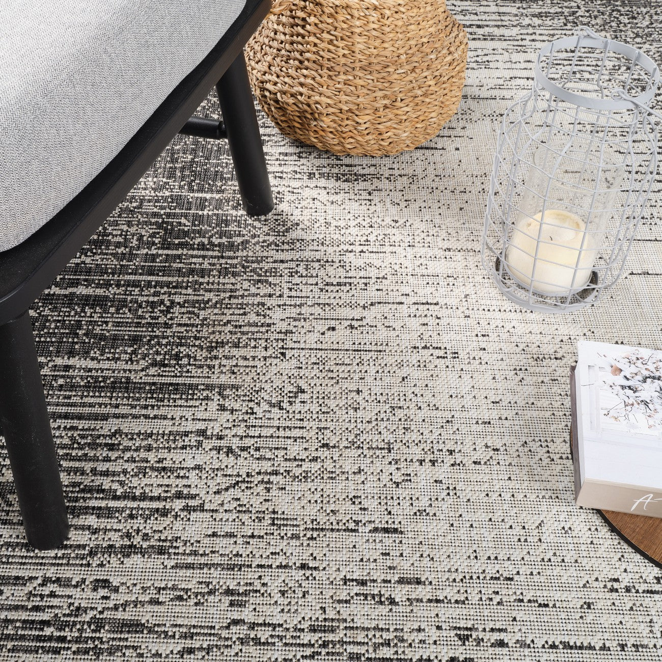 SHELBY Indoor & Outdoor Modern Black/Beige Area Rug Swatch