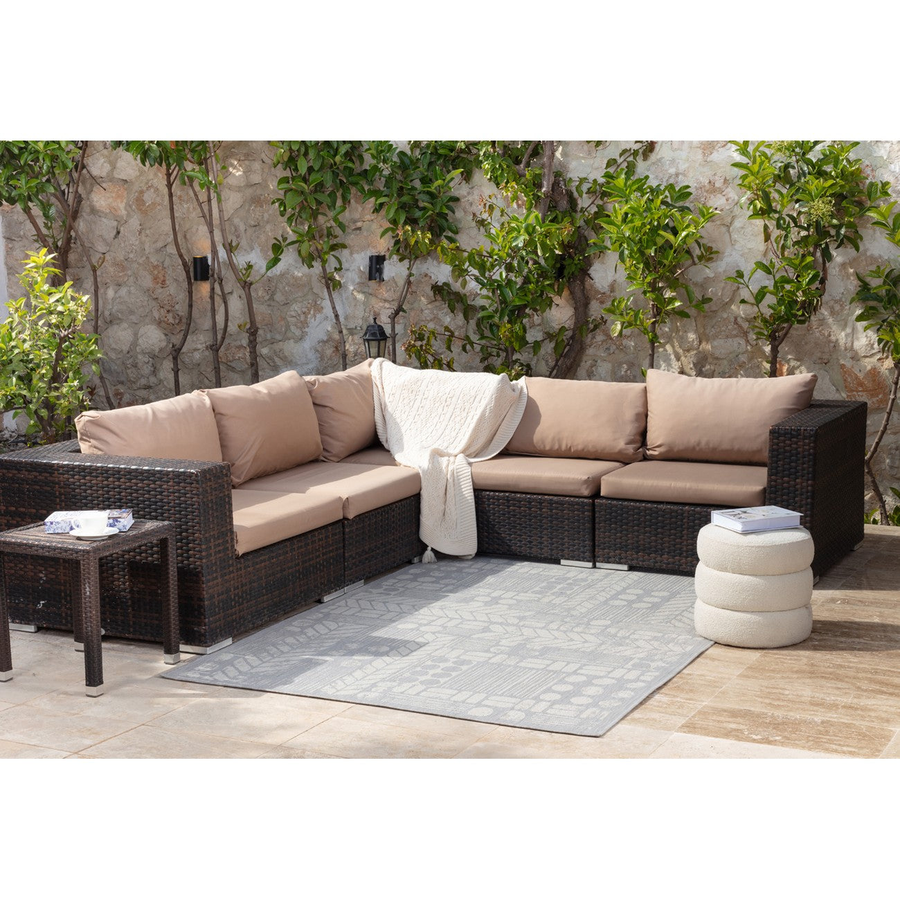 SALLY Indoor & Outdoor Modern Light Grey/Cream Area Rug Roomscene