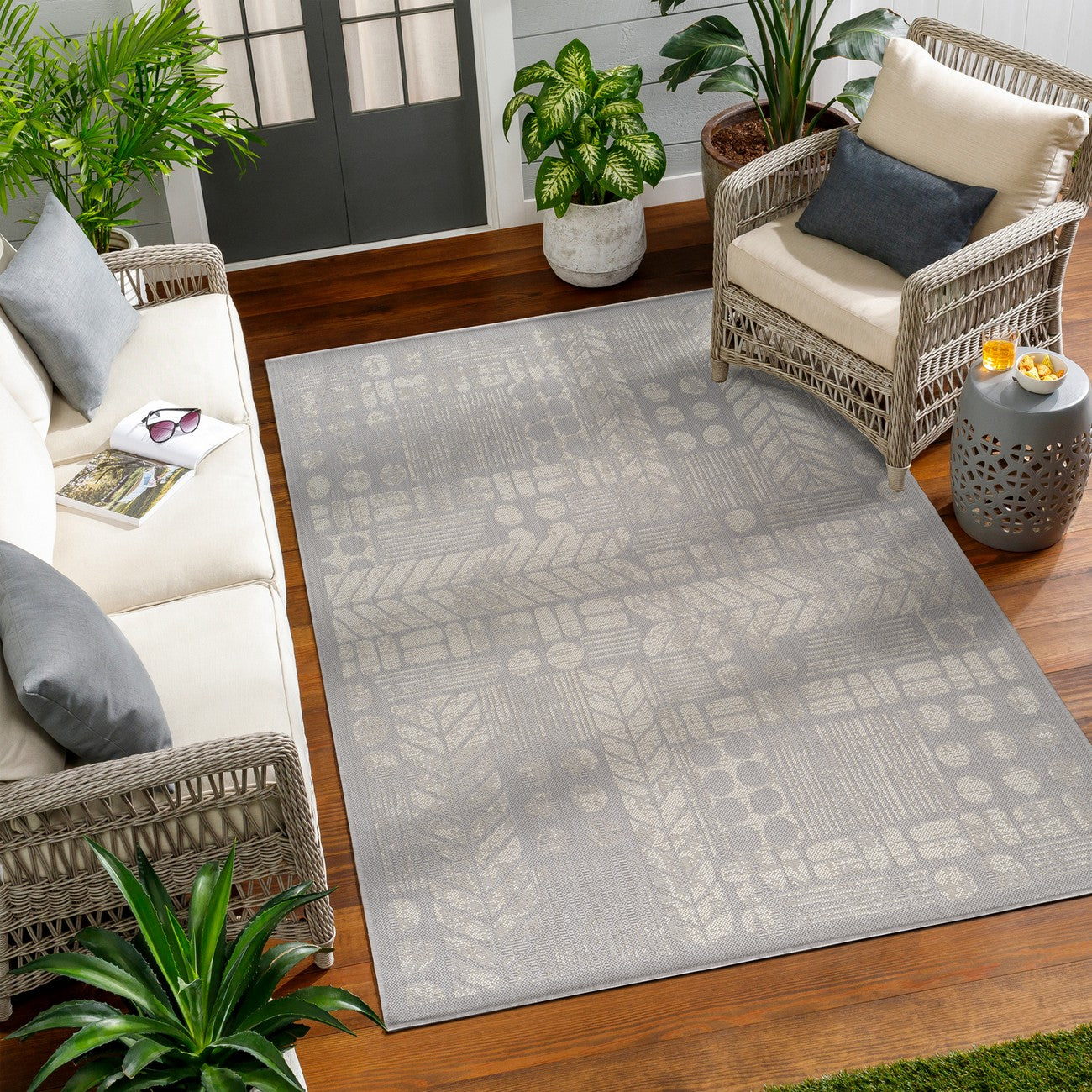 SALLY Indoor & Outdoor Modern Light Grey/Cream Area Rug Roomscene