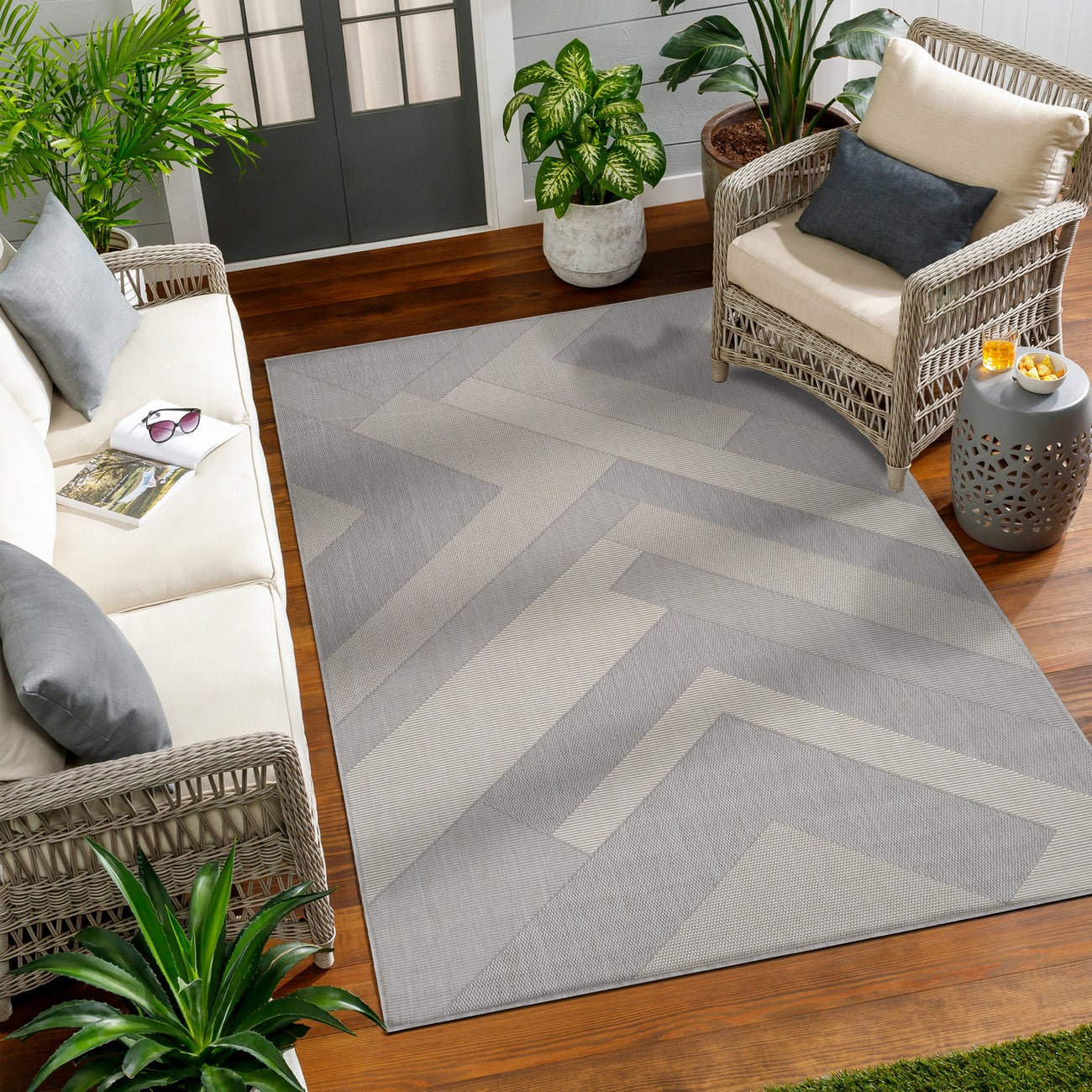 ABBY Indoor & Outdoor Modern Light Grey/Ivory Area Rug Roomscene