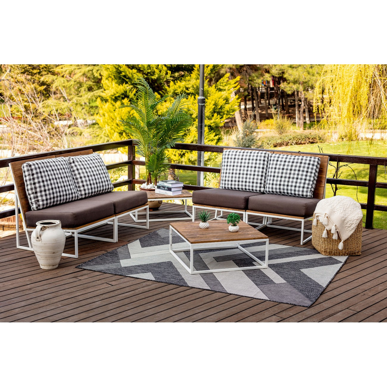 ABBY Indoor & Outdoor Modern Black/Ivory Area Rug Roomscene