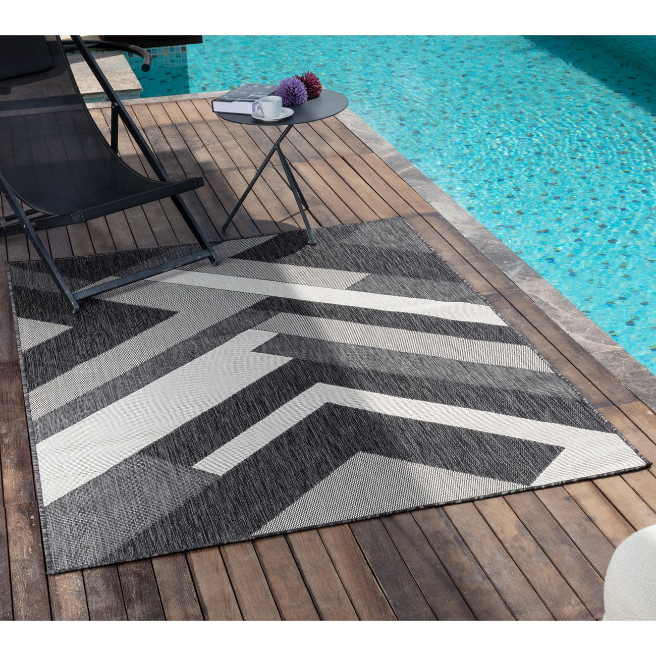 ABBY Indoor & Outdoor Modern Black/Ivory Area Rug Roomscene