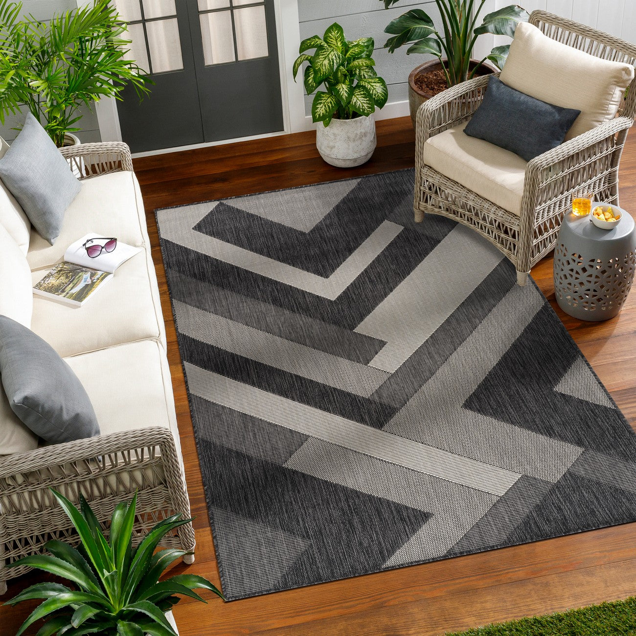 ABBY Indoor & Outdoor Modern Black/Ivory Area Rug Roomscene