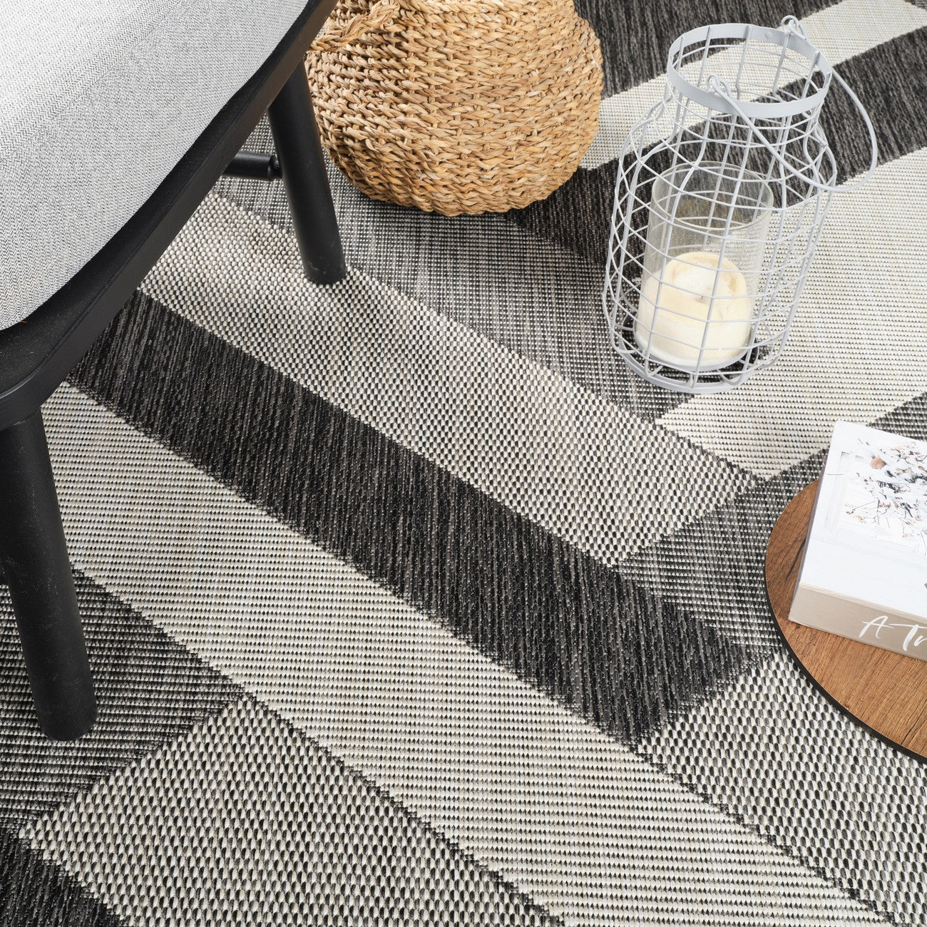 ABBY Indoor & Outdoor Modern Black/Ivory Area Rug Swatch