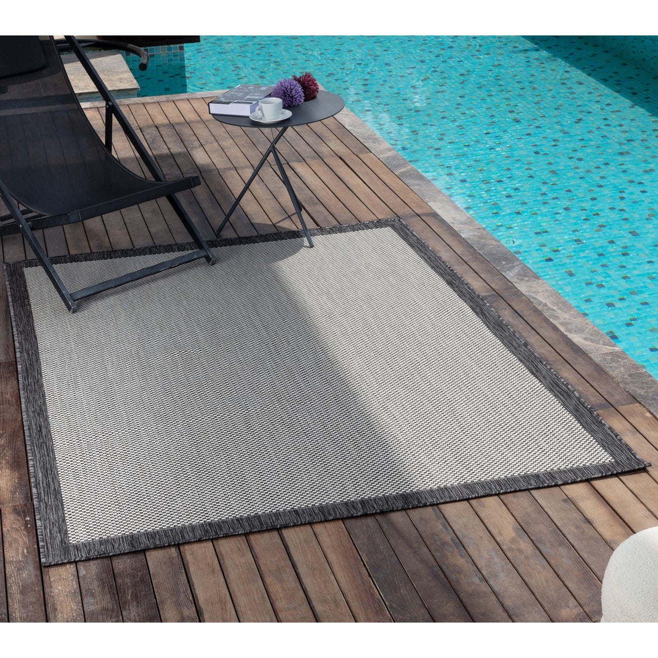 KACEY Indoor & Outdoor Modern Black/Cream Area Rug Roomscene