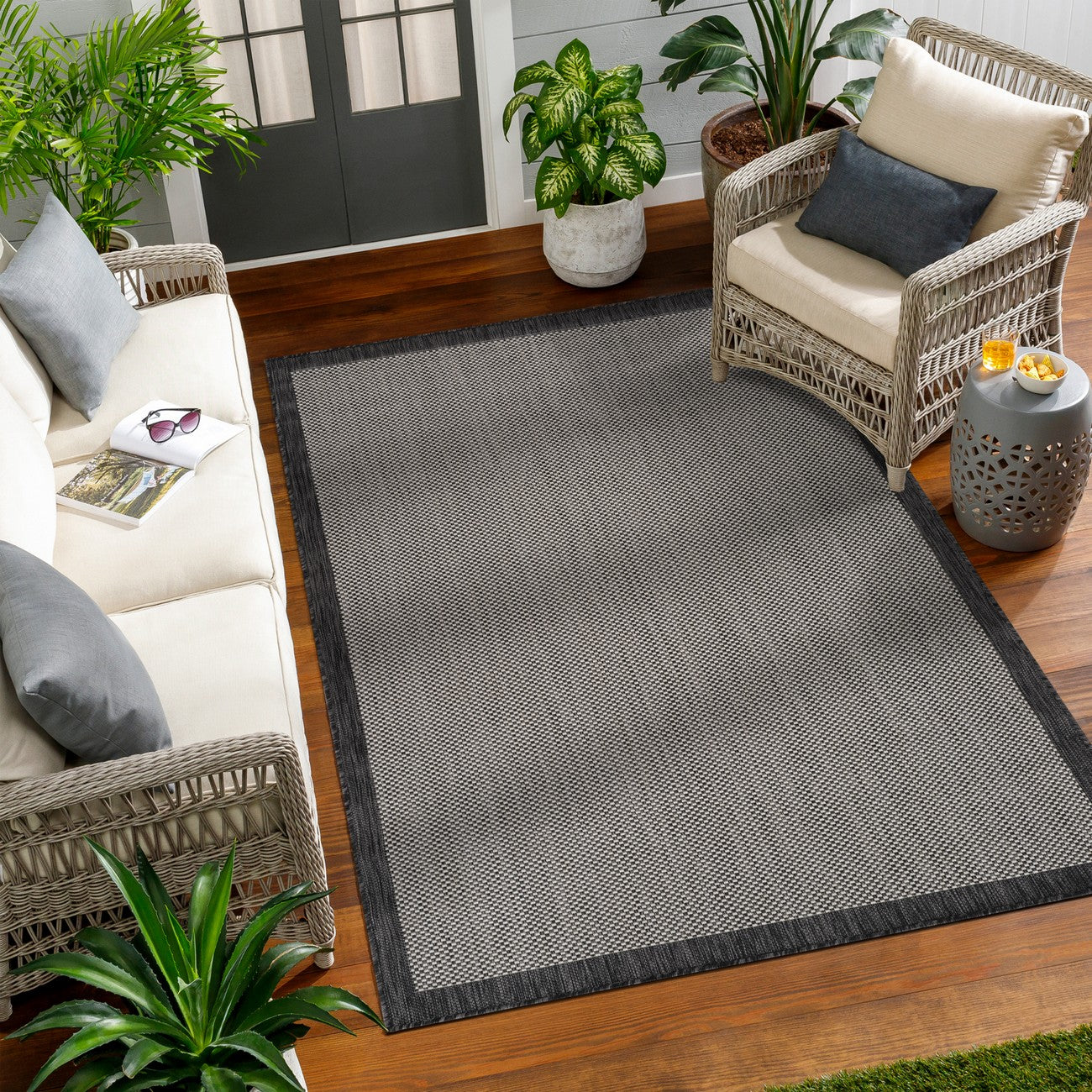 KACEY Indoor & Outdoor Modern Black/Cream Area Rug Roomscene