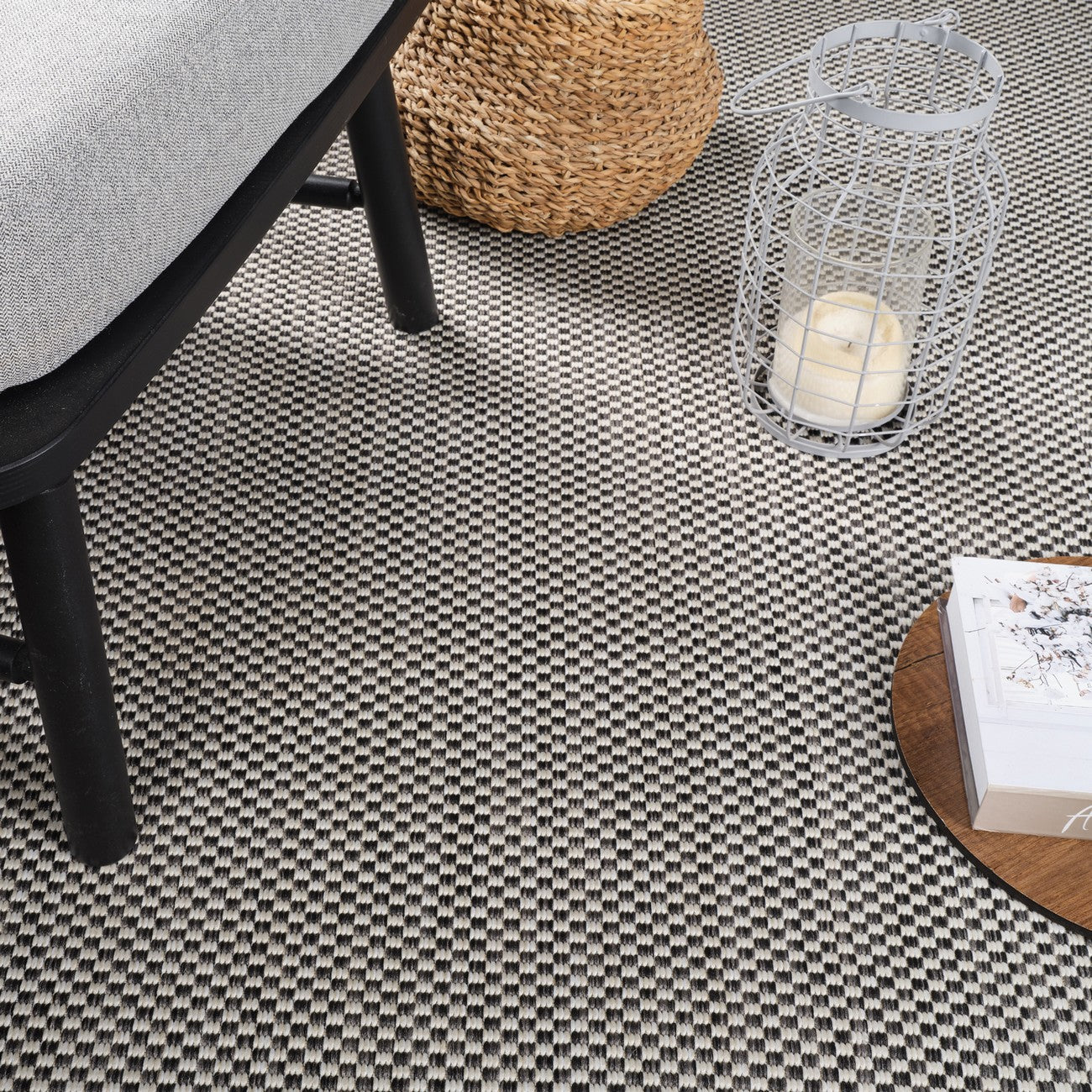 KACEY Indoor & Outdoor Modern Black/Cream Area Rug Swatch