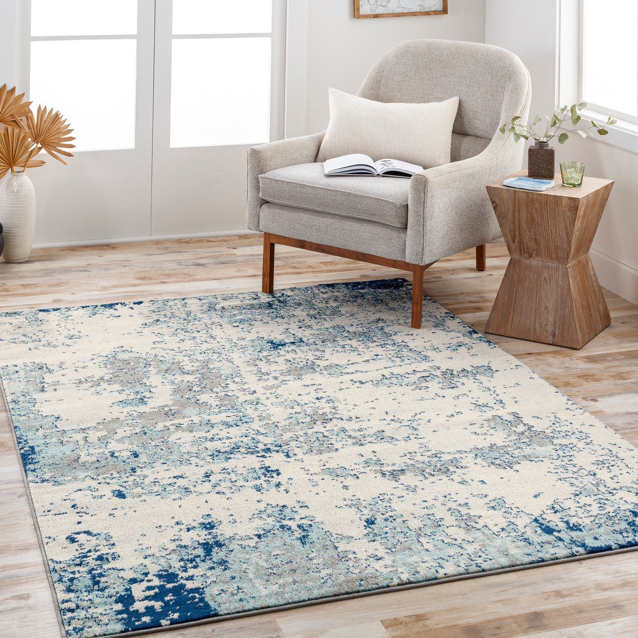 SARAH Abstract Modern Marble Navy/Aqua Area Rug Roomscene